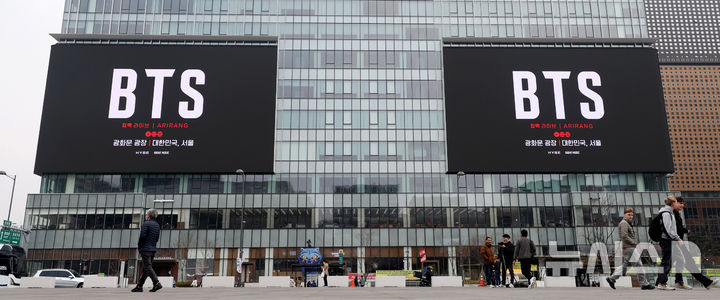 [서울=뉴시스] 추상철 기자 = 방탄소년단(BTS)의 서울 광화문광장 컴백 공연을 엿새 앞둔 15일 오후 서울 종로구 KT 광화문빌딩 외벽에 BTS 컴백 공연 관련 광고가 나타나고 있다. 2026.03.15. scchoo@newsis.com