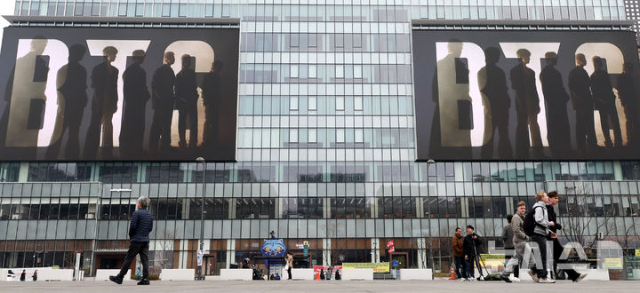 [서울=뉴시스] 추상철 기자 = 방탄소년단(BTS)의 서울 광화문광장 컴백 공연을 엿새 앞둔 15일 오후 서울 종로구 KT 광화문빌딩 외벽에 BTS 컴백 공연 관련 광고가 나타나고 있다. 2026.03.15. scchoo@newsis.com