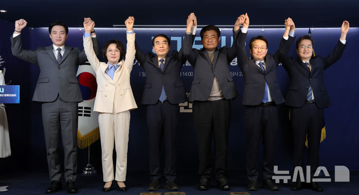 [서울=뉴시스] 조성봉 기자 = 더불어민주당 경기도지사 경선 후보인 한준호(왼쪽부터), 추미애 의원, 양기대 전 의원, 소병훈 중앙당 선거관리위원장, 권칠승 의원, 김동연 경기도지사가 15일 오후 서울 여의도 더불어민주당사에서 열린 제9회 전국동시지방선거 경기도지사 후보자 검증을 위한 온라인 합동연설회에서 기념촬영을 하고 있다. (공동취재) 2026.03.15. photo@newsis.com