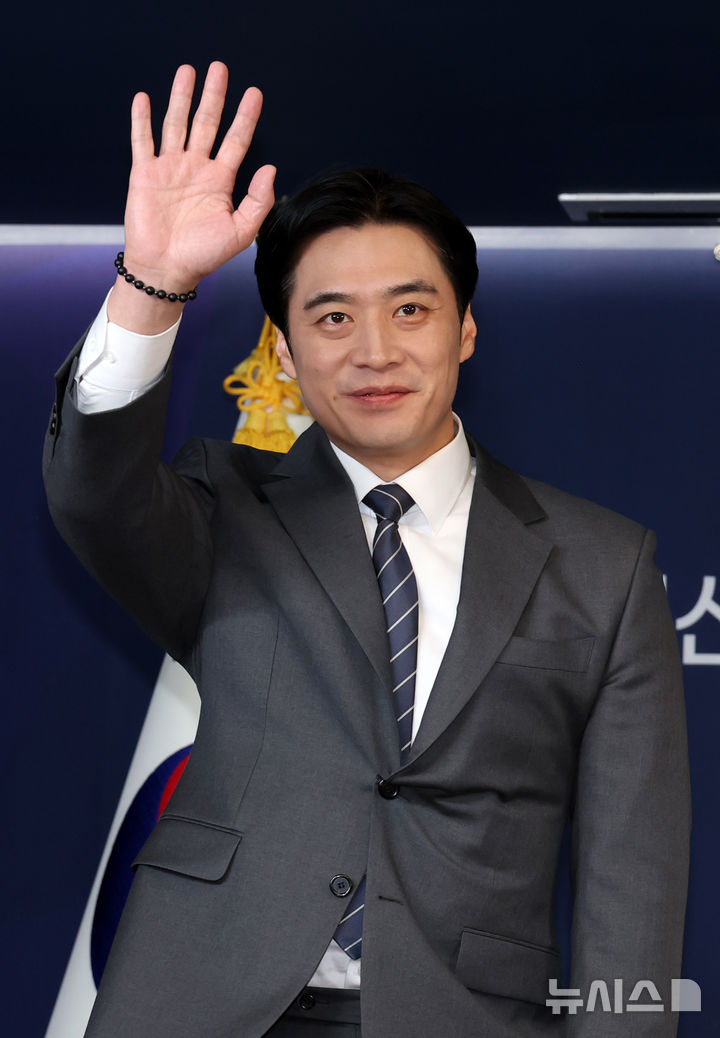 [서울=뉴시스] 조성봉 기자 = 더불어민주당 경기도지사 경선 후보인 한준호 의원이 15일 오후 서울 여의도 더불어민주당사에서 열린 제9회 전국동시지방선거 경기도지사 후보자 검증을 위한 온라인 합동연설회에서 기념촬영을 하고 있다. (공동취재) 2026.03.15. photo@newsis.com