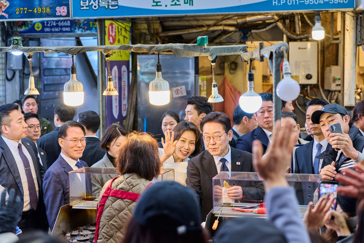 [서울=뉴시스] 최동준 기자 = 이재명 대통령과 김혜경 여사가 15일 경남 창원시 반송시장을 방문해 시민들과 인사하고 있다. (사진=청와대 제공) 2026.03.15. photo@newsis.com *재판매 및 DB 금지