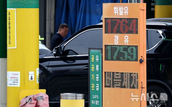 [대구=뉴시스] 이무열 기자 = 박성주 국가수사본부장은 16일 오전 서울 서대문구 미근동 경찰청사에서 개최된 정례 기자간담회에서 담화문을 통해 "정부의 매점매석 금지 및 공급가격 최고가 지정 등 시장 안정조치가 현장에서 실효성 있게 작동하도록 전방위적인 첩보 수집과 합동단속을 강화하겠다"고 밝혔다. 사진은 지난 15일 대구 시내 한 주유소에서 시민이 주유를 하고 있는 모습. 2026.03.15. lmy@newsis.com