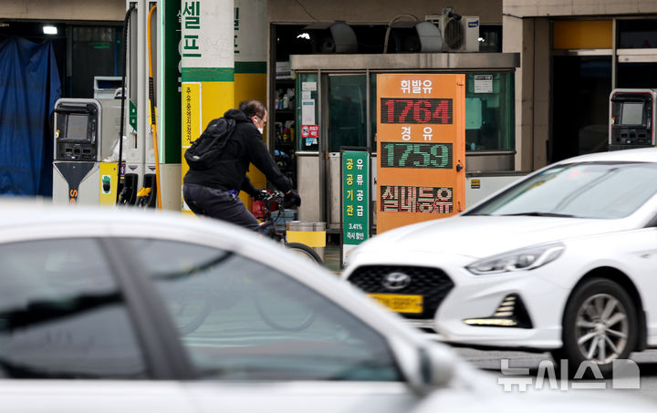 [대구=뉴시스] 이무열 기자 = 석유 최고가격제 시행 첫 주말인 15일 대구 시내 한 주유소에 휘발유와 경유 판매 가격이 표시되어 있다.유가정보시스템 오피넷에 따르면 이날 오전 10시 25분 기준 전국 주유소 평균 휘발유 가격은 리터(ℓ)당 1842.1원으로 전날보다 3.2원 내렸고, 경유 가격도 1843.5원으로 4.5원 하락했다. 2026.03.15 lmy@newsis.com