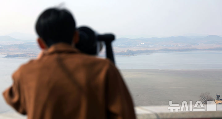 [파주=뉴시스] 홍효식 기자 = 북한 노동신문은 지난 14일 김정은 북한 국무위원장이 참관한 가운데 북한군 서부지구 장거리포명구분대의 600㎜ 초정밀다연장방사포 화력타격훈련이 실시됐다고 15일 보도했다. 김 위원장은 "우리에게 적개심을 가지고 있는 세력, 즉 420㎞ 사정권안에 있는 적들에게는 불안을 줄 것"이라고 말했다. 사진은 이날 경기도 파주시 오두산 통일전망대에서 관광객들이 북한 황해북도 개풍군 일대 마을을 바라보고 있다. 2026.03.15. yesphoto@newsis.com