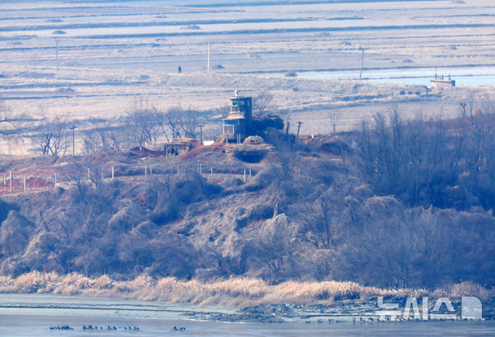 [파주=뉴시스] 홍효식 기자 = 북한 노동신문은 지난 14일 김정은 북한 국무위원장이 참관한 가운데 북한군 서부지구 장거리포명구분대의 600㎜ 초정밀다연장방사포 화력타격훈련이 실시됐다고 15일 보도했다. 김 위원장은 "우리에게 적개심을 가지고 있는 세력, 즉 420㎞ 사정권안에 있는 적들에게는 불안을 줄 것"이라고 말했다. 사진은 이날 경기도 파주시 오두산 통일전망대에서 바라본 북한 황해북도 개풍군 북한 초소 모습. 2026.03.15. yesphoto@newsis.com