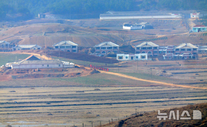 [파주=뉴시스] 홍효식 기자 = 북한 노동신문은 지난 14일 김정은 북한 국무위원장이 참관한 가운데 북한군 서부지구 장거리포명구분대의 600㎜ 초정밀다연장방사포 화력타격훈련이 실시됐다고 15일 보도했다. 김 위원장은 "우리에게 적개심을 가지고 있는 세력, 즉 420㎞ 사정권안에 있는 적들에게는 불안을 줄 것"이라고 말했다. 사진은 이날 경기도 파주시 오두산 통일전망대에서 바라본 북한 황해북도 개풍군 일대 마을 모습. 2026.03.15. yesphoto@newsis.com