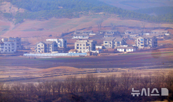 [파주=뉴시스] 홍효식 기자 = 북한 노동신문은 지난 14일 김정은 북한 국무위원장이 참관한 가운데 북한군 서부지구 장거리포명구분대의 600㎜ 초정밀다연장방사포 화력타격훈련이 실시됐다고 15일 보도했다. 김 위원장은 "우리에게 적개심을 가지고 있는 세력, 즉 420㎞ 사정권안에 있는 적들에게는 불안을 줄 것"이라고 말했다. 사진은 이날 경기도 파주시 오두산 통일전망대에서 바라본 북한 황해북도 개풍군 일대 마을 모습. 2026.03.15. yesphoto@newsis.com