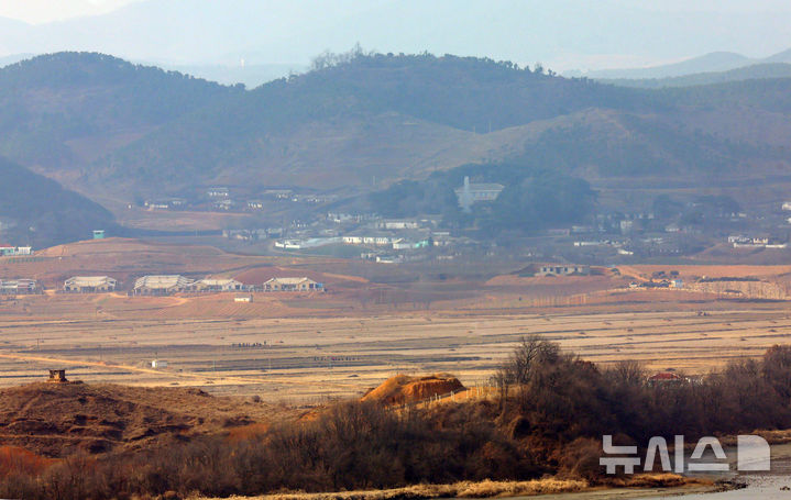 [파주=뉴시스] 홍효식 기자 = 북한 노동신문은 지난 14일 김정은 북한 국무위원장이 참관한 가운데 북한군 서부지구 장거리포명구분대의 600㎜ 초정밀다연장방사포 화력타격훈련이 실시됐다고 15일 보도했다. 김 위원장은 "우리에게 적개심을 가지고 있는 세력, 즉 420㎞ 사정권안에 있는 적들에게는 불안을 줄 것"이라고 말했다. 사진은 이날 경기도 파주시 오두산 통일전망대에서 바라본 북한 황해북도 개풍군 일대 마을 모습. 2026.03.15. yesphoto@newsis.com