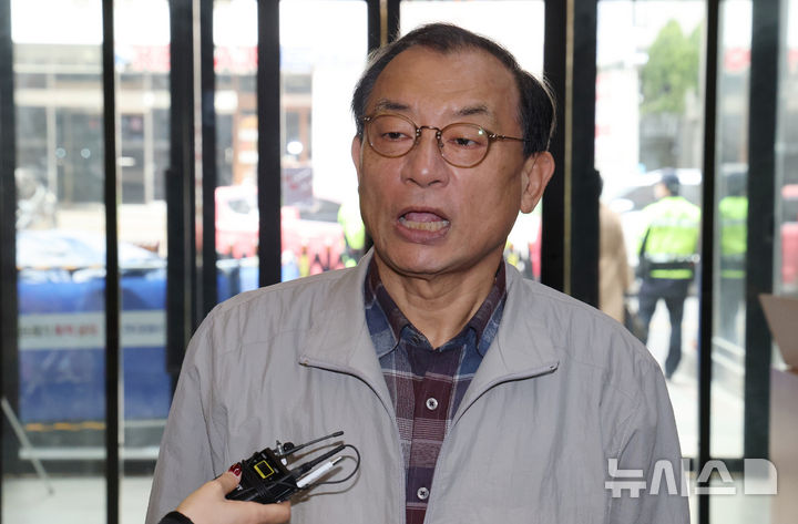 [서울=뉴시스] 조성봉 기자= 이정현 국민의힘 공천관리위원장이 15일 오후 서울 영등포구 국민의힘 당사에서 열린 비공개 공관위 회의에 참석하기 위해 이동하고 있다. 이 위원장은 지난 13일 위원장직에서 물러났다가 이날 복귀했다.(공동취재) 2026.03.15. photo@newsis.com