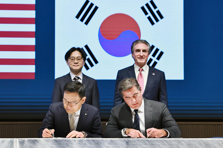 [서울=뉴시스] 김근수 기자 = 김정관 산업통상부 장관이 15일(현지 시간) 일본에서 열린 한-미 투자협약식에서 더그 버검(Doug Burgum) 미국 국가에너지위원회 위원장 겸 내무부 장관과 함께 한국과 미국의 정부 간 핵심광물 프레임워크와 기업 간 LNG 구매계약이 체결을 마치고 기념촬영을 하고 있다. (사진= 산업통상부 제공) 2026.03.15. photo@newsis.com *재판매 및 DB 금지