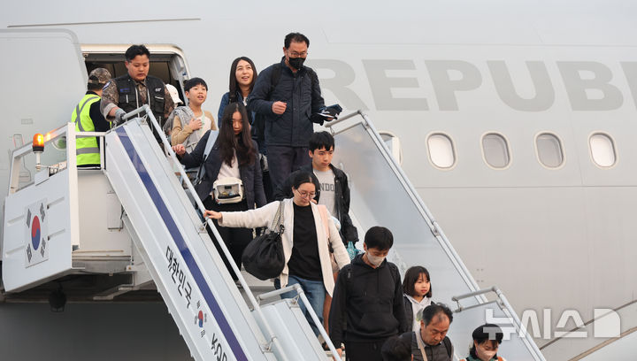 [성남=뉴시스] 사진공동취재단 = 중동 전쟁 확대로 레바논에 체류 중이던 우리 국민 204명과 외국 국적 가족 5명 및 우방국(일본) 국민 2명 등 총 211명이 15일 오후 경기 성남시 서울공항에서 대한민국 군 수송기(KC-330)를 타고 도착하고 있다. 2026.03.15. photo@newsis.com