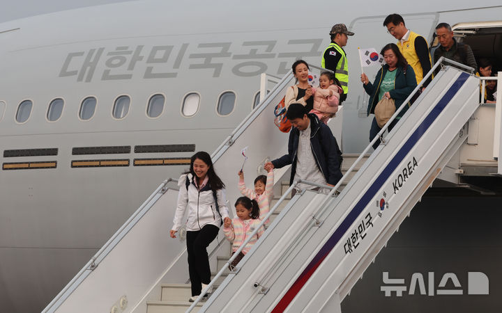 [성남=뉴시스] 사진공동취재단 = 중동 전쟁 확대로 레바논에 체류 중이던 우리 국민 204명과 외국 국적 가족 5명 및 우방국(일본) 국민 2명 등 총 211명이 15일 오후 경기 성남시 서울공항에서 대한민국 군 수송기(KC-330)를 타고 도착하고 있다. 2026.03.15. photo@newsis.com