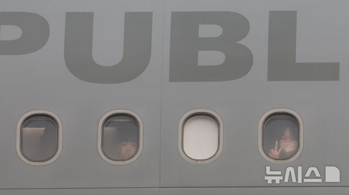 [성남=뉴시스] 사진공동취재단 = 중동 전쟁 확대로 레바논에 체류 중이던 우리 국민 204명과 외국 국적 가족 5명 및 우방국(일본) 국민 2명 등 총 211명이 15일 오후 경기 성남시 서울공항에서 대한민국 군 수송기(KC-330)를 타고 도착하고 있다. 2026.03.15. photo@newsis.com