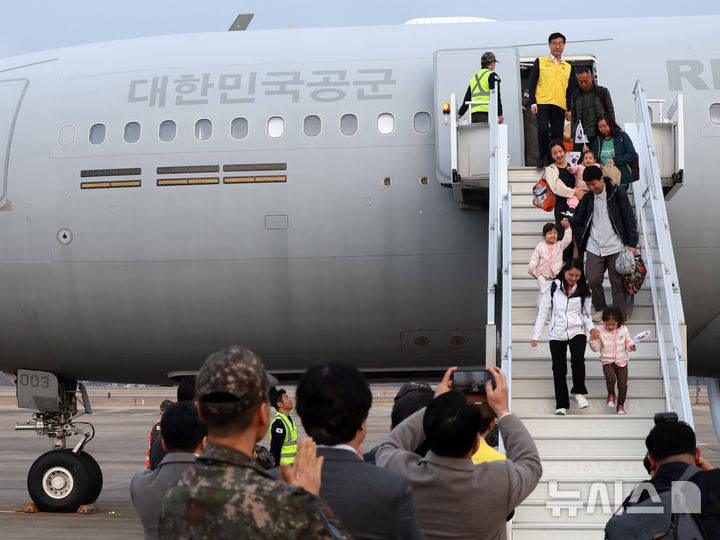 [성남=뉴시스] 사진공동취재단 = 중동 전쟁 확대로 레바논에 체류 중이던 우리 국민 204명과 외국 국적 가족 5명 및 우방국(일본) 국민 2명 등 총 211명이 15일 오후 경기 성남시 서울공항에서 대한민국 군 수송기(KC-330)를 타고 도착하고 있다. 2026.03.15. photo@newsis.com