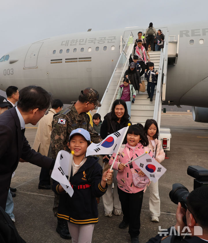 [성남=뉴시스] 사진공동취재단 = 중동 전쟁 확대로 레바논에 체류 중이던 우리 국민 204명과 외국 국적 가족 5명 및 우방국(일본) 국민 2명 등 총 211명이 15일 오후 경기 성남시 서울공항에서 대한민국 군 수송기(KC-330)를 타고 도착하고 있다. 2026.03.15. photo@newsis.com