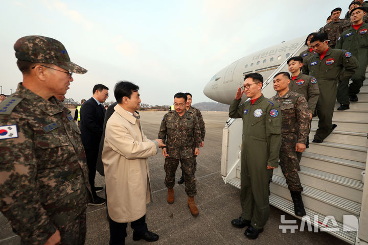 [성남=뉴시스] 사진공동취재단 = 15일 오후 경기 성남 서울공항에서 중동 상황 악화로 공군 다목적 수송기 KC-330 '시그너스'를 타고 작전을 마친 공군 대원들이 발걸음을 옮기고 있다. 외교부와 국방부에 따르면, 우리 국민 204명과 외국 국적 가족 5명, 일본 국민 2명 등 총 211명이 탑승한 군 수송기는 14일(현지시간) 오후 사우디 수도 리야드를 출발, 이날 오후 서울공항에 도착했다. 이번 대피 작전의 명칭은 '사막의 빛'이다. 2026.03.15. photo@newsis.com