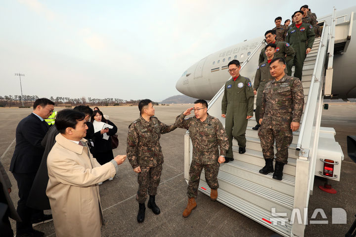 [성남=뉴시스] 사진공동취재단 = 15일 오후 경기 성남 서울공항에서 중동 상황 악화로 공군 다목적 수송기 KC-330 '시그너스'를 타고 작전을 마친 공군 대원들이 발걸음을 옮기고 있다. 외교부와 국방부에 따르면, 우리 국민 204명과 외국 국적 가족 5명, 일본 국민 2명 등 총 211명이 탑승한 군 수송기는 14일(현지시간) 오후 사우디 수도 리야드를 출발, 이날 오후 서울공항에 도착했다. 이번 대피 작전의 명칭은 '사막의 빛'이다. 2026.03.15. photo@newsis.com