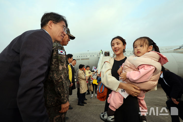 [성남=뉴시스] 사진공동취재단 = 15일 오후 경기 성남 서울공항에서 중동 상황 악화로 공군 다목적 수송기 KC-330 '시그너스'를 타고 귀국한 현지 체류 교민들이 발걸음을 옮기고 있다. 외교부와 국방부에 따르면, 우리 국민 204명과 외국 국적 가족 5명, 일본 국민 2명 등 총 211명이 탑승한 군 수송기는 14일(현지시간) 오후 사우디 수도 리야드를 출발, 이날 오후 서울공항에 도착했다. 이번 대피 작전의 명칭은 '사막의 빛'이다. 2026.03.15. photo@newsis.com