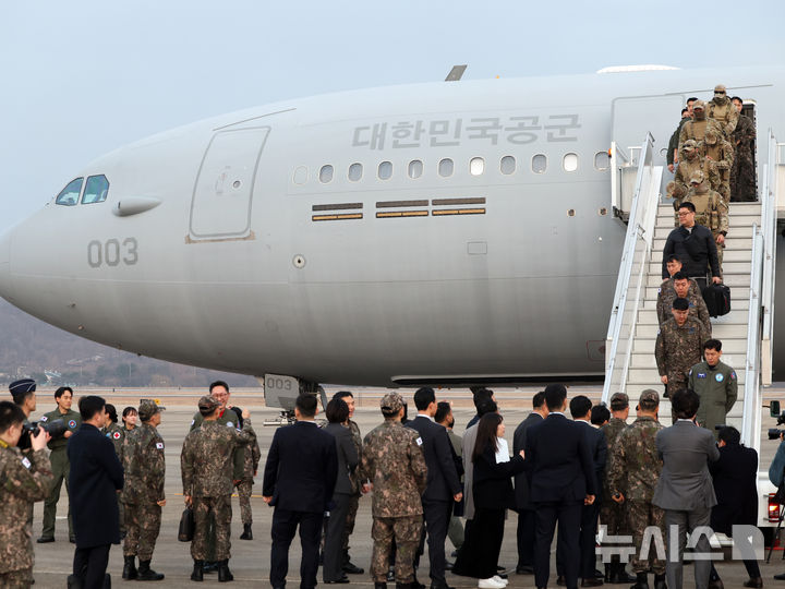 [성남=뉴시스] 사진공동취재단 = 15일 오후 경기 성남 서울공항에서 중동 상황 악화로 공군 다목적 수송기 KC-330 '시그너스'를 타고 작전을 마친 공군 대원들이 발걸음을 옮기고 있다. 외교부와 국방부에 따르면, 우리 국민 204명과 외국 국적 가족 5명, 일본 국민 2명 등 총 211명이 탑승한 군 수송기는 14일(현지시간) 오후 사우디 수도 리야드를 출발, 이날 오후 서울공항에 도착했다. 이번 대피 작전의 명칭은 '사막의 빛'이다. 2026.03.15. photo@newsis.com