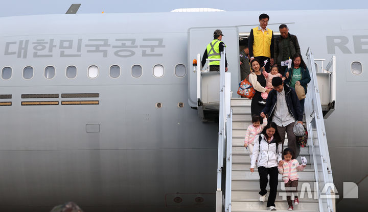 [성남=뉴시스] 사진공동취재단 = 15일 오후 경기 성남 서울공항에서 중동 상황 악화로 공군 다목적 수송기 KC-330 '시그너스'를 타고 귀국한 현지 체류 교민들이 발걸음을 옮기고 있다. 외교부와 국방부에 따르면, 우리 국민 204명과 외국 국적 가족 5명, 일본 국민 2명 등 총 211명이 탑승한 군 수송기는 14일(현지시간) 오후 사우디 수도 리야드를 출발, 이날 오후 서울공항에 도착했다. 이번 대피 작전의 명칭은 '사막의 빛'이다. 2026.03.15. photo@newsis.com