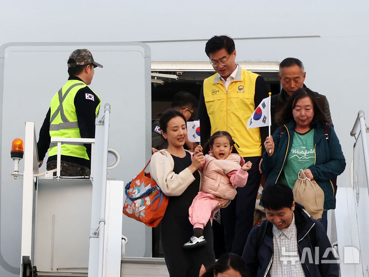 [성남=뉴시스] 사진공동취재단 = 15일 오후 경기 성남 서울공항에서 중동 상황 악화로 공군 다목적 수송기 KC-330 '시그너스'를 타고 귀국한 현지 체류 교민들이 발걸음을 옮기고 있다. 외교부와 국방부에 따르면, 우리 국민 204명과 외국 국적 가족 5명, 일본 국민 2명 등 총 211명이 탑승한 군 수송기는 14일(현지시간) 오후 사우디 수도 리야드를 출발, 이날 오후 서울공항에 도착했다. 이번 대피 작전의 명칭은 '사막의 빛'이다. 2026.03.15. photo@newsis.com