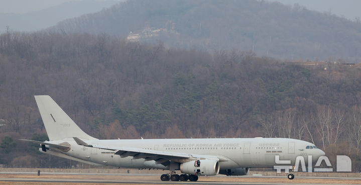 [성남=뉴시스] 사진공동취재단 = 15일 오후 경기 성남 서울공항에서 중동 상황 악화로 현치 체류 교민이 탑승한 공군 다목적 수송기 KC-330 '시그너스'가 도착하고 있다. 외교부와 국방부에 따르면, 우리 국민 204명과 외국 국적 가족 5명, 일본 국민 2명 등 총 211명이 탑승한 군 수송기는 14일(현지시간) 오후 사우디 수도 리야드를 출발, 이날 오후 서울공항에 도착했다. 이번 대피 작전의 명칭은 '사막의 빛'이다. 2026.03.15. photo@newsis.com