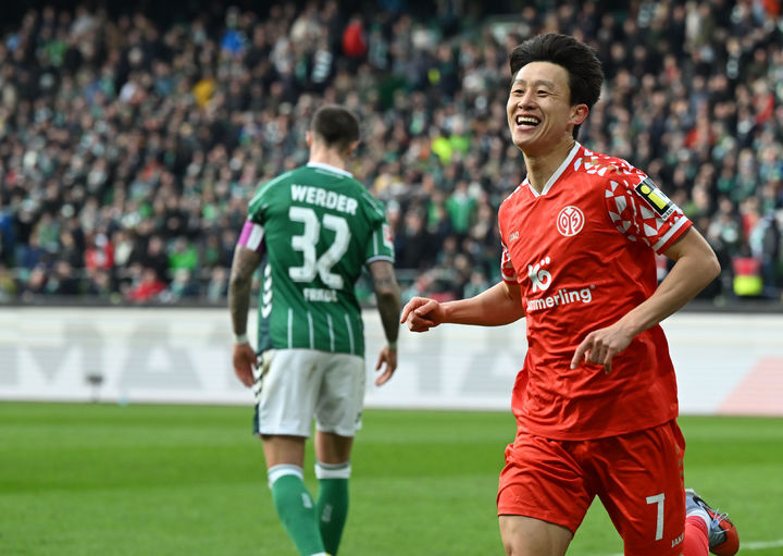 [브레멘=AP/뉴시스] 마인츠의 이재성이 15일(현지 시간) 독일 브레멘 베세르스타디온에서 열린 2025-26 분데스리가 26라운드 베르더 브레멘과 경기 팀이 1-0으로 앞선 후반 7분 추가 골을 넣은 후 기뻐하고 있다. 이재성은 리그 4호 골을 기록하며 팀의 2-0 승리를 이끌었고, 마인츠는 13위로 올라섰다. 2026.03.16.