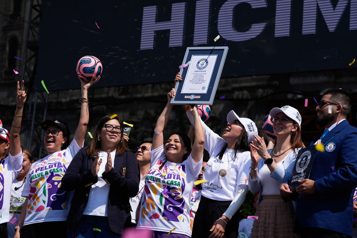 [멕시코시티=AP/뉴시스] 15일(현지 시간) 멕시코 수도 멕시코시티 소칼로 광장에서 열린 세계 최대 규모 축구 수업 기네스 기록 도전 행사에서 클라라 브루가다 멕시코시티 시장이 '기네스 세계 기록 인증서'를 들어 보이고 있다. 2026.03.16.