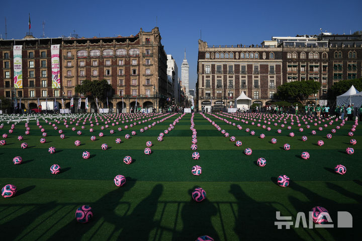 [멕시코시티=AP/뉴시스] 15일(현지 시간) 멕시코 수도 멕시코시티 소칼로 광장에서 열린 세계 최대 규모 축구 수업 기네스 기록 도전 행사에 축구공이 놓여져 있다. 2026.03.16.