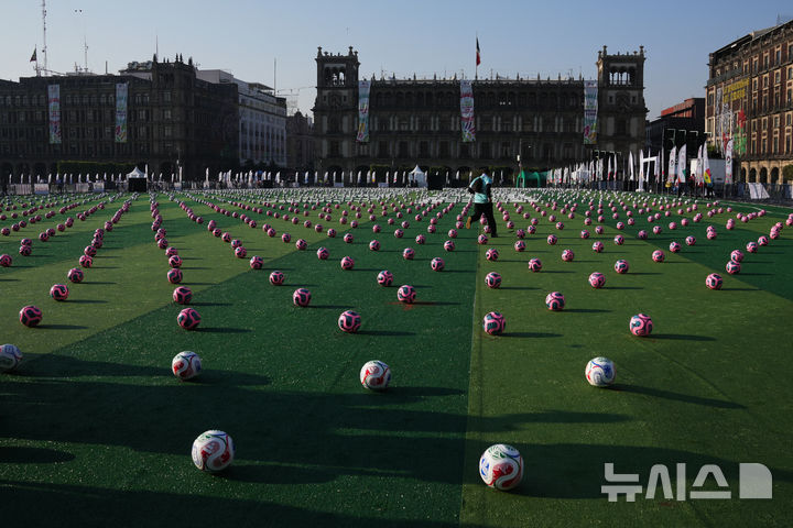 [멕시코시티=AP/뉴시스] 15일(현지 시간) 멕시코 수도 멕시코시티 소칼로 광장에서 열린 세계 최대 규모 축구 수업 기네스 기록 도전 행사에 축구공이 놓여져 있다. 2026.03.16.