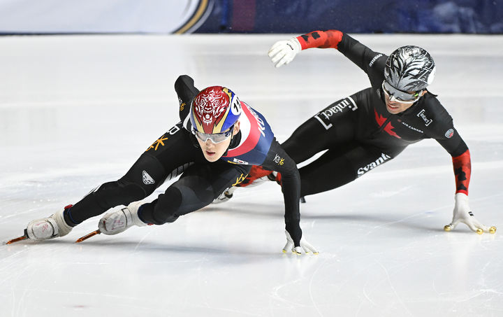 [몬트리올=AP/뉴시스] 임종언(왼쪽)이 15일(현지 시간) 캐나다 몬트리올 리처드 아레나에서 열린 2026 국제빙상경기연맹(ISU) 쇼트트랙 세계선수권대회 남자 1000m 결선 경기를 펼치고 있다. 임종언은 1분25초805의 기록으로 우승하며 2관왕을 달성했다. 2026.03.16.