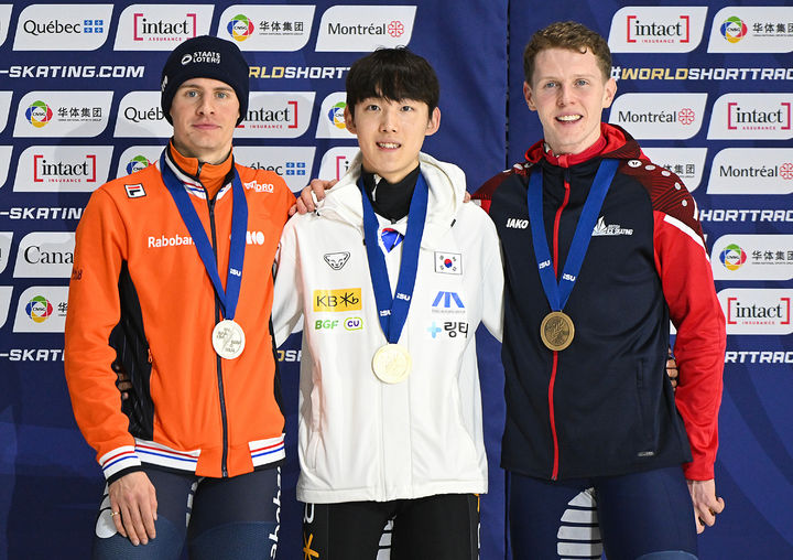 [몬트리올=AP/뉴시스] 임종언(가운데)이 15일(현지 시간) 캐나다 몬트리올 리처드 아레나에서 열린 2026 국제빙상경기연맹(ISU) 쇼트트랙 세계선수권대회 남자 1000m 정상에 올라 금메달을 목에 걸고 포즈를 취하고 있다. 임종언은 1분25초805의 기록으로 우승하며 2관왕을 달성했다. 2026.03.16.