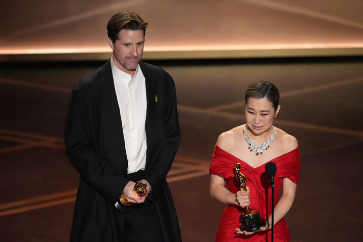 [로스앤젤레스=AP/뉴시스] 매기 강(오른쪽) 감독이 15일(현지 시간) 미 캘리포니아주 로스앤젤레스 돌비 극장에서 열린 제98회 아카데미 시상식에서 케이팝 데몬 헌터스(케데헌)로 장편 애니메이션상을 받은 후 소감을 말하고 있다. 왼쪽은 크리스 아펠한스 공동 연출자. 2026.03.16.