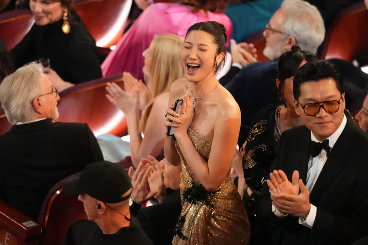 [로스앤젤레스=AP/뉴시스] 케이팝 데몬 헌터스(케데헌) 속 걸그룹 '헌트릭스'의 이재(EJAE)가 15일(현지 시간) 미 캘리포니아주 로스앤젤레스 돌비 극장에서 열린 제98회 아카데미 시상식에서 케이팝 데몬 헌터스(케데헌) 장편 애니메이션상 수상 소식에 기뻐하고 있다. 2026.03.16.