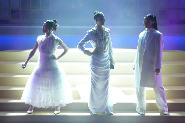 [로스앤젤레스=AP/뉴시스] 케이팝 데몬 헌터스(케데헌) 속 걸그룹 '헌트릭스'의 레이 아미(왼쪽부터), 이재(EJAE), 오드리 누나가 15일(현지 시간) 미 캘리포니아주 로스앤젤레스 돌비 극장에서 열린 제98회 아카데미 시상식에서 케데헌 주제가 '골든' 공연을 펼치고 있다. '골든'은 최우수 주제가상을 받았다. 2026.03.16.