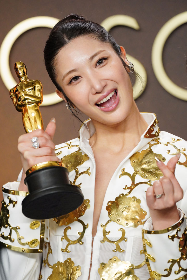 [로스앤젤레스=AP/뉴시스] 이재(EJAE)가 15일(현지 시간) 미 캘리포니아주 로스앤젤레스 돌비 극장에서 열린 제98회 아카데미 시상식에서 케이팝 데몬 헌터스(케데헌) OST '골든'으로 최우수 주제가상을 받은 뒤 프레스룸에서 포즈를 취하고 있다. 2026.03.16.