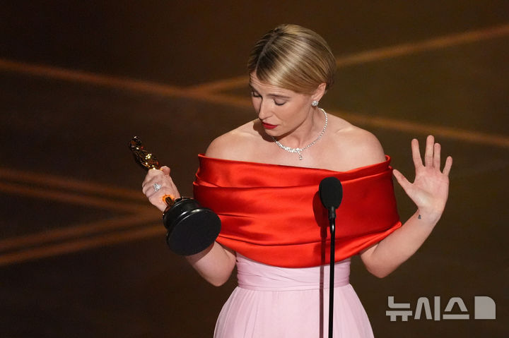 [98회 아카데미]제시 버클리 여우주연상…관객을 압도하다