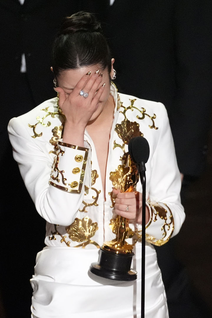 [로스앤젤레스=AP/뉴시스] 이재(EJAE)가 15일(현지 시간) 미 캘리포니아주 로스앤젤레스 돌비 극장에서 열린 제98회 아카데미 시상식에서 케이팝 데몬 헌터스(케데헌) OST '골든'으로 최우수 주제가상을 받은 후 눈물을 흘리며 수상 소감을 말하고 있다. 2026.03.16.