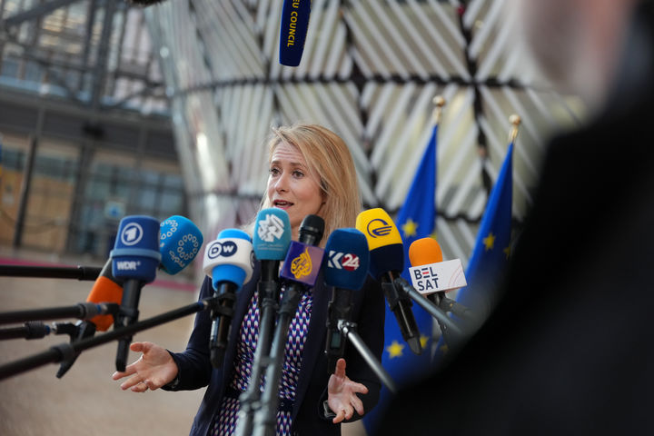 [브뤼셀=AP/뉴시스] 카야 칼라스 유럽연합(EU) 외교안보 고위대표가 16일(현지 시간) 벨기에 브뤼셀 유럽이사회 건물에서 열린 EU 외무장관 회의에 참석하면서 취재진에게 발언하고 있다. 2026.03.17.