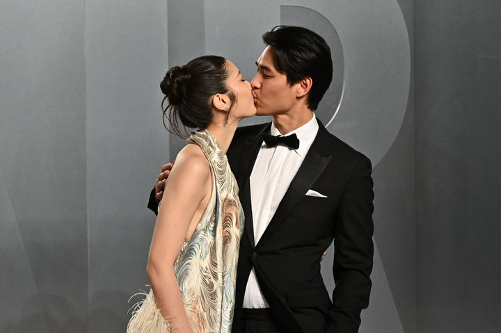 [로스앤젤레스=AP/뉴시스] 이재(EJAE·왼쪽)와 프로듀서 샘킴이 15일(현지 시간) 미 캘리포니아주 로스앤젤레스 카운티 미술관에서 열린 아카데미 시상식 비공식 뒤풀이 '베니티 페어 오스카' 파티에 도착해 입맞춤하고 있다. 두 사람은 올 11월 결혼 예정이다. 2026.03.16.