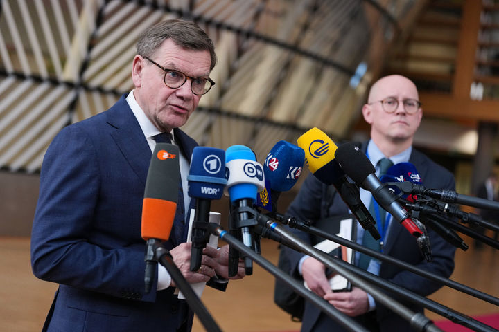 [브뤼셀=AP/뉴시스] 요한 바데풀 독일 외무장관이 16일(현지 시간) 벨기에 브뤼셀 유럽이사회 건물에서 열린 EU 외무장관 회의에 참석하면서 취재진에게 발언하고 있다. 2026.03.17.