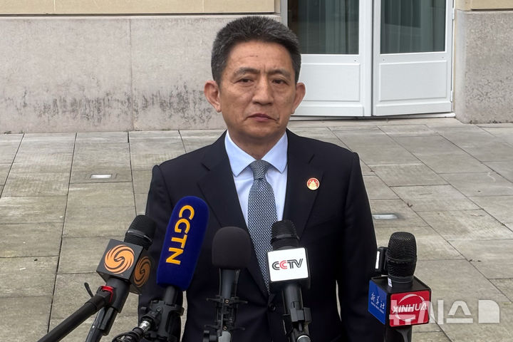 [파리=AP/뉴시스] 중국 국무원은 전날 리청강 상무부 국제무역협상대표를 중화인민공화국 국제무역협상대표로 임명한다고 밝혔다. 사진은 리청강 중국 국제무역협상대표가 지난 3월 16일 프랑스 파리에 있는 경제협력개발기구(OECD) 본부에서 기자회견을 하는 모습. 2026.09.21