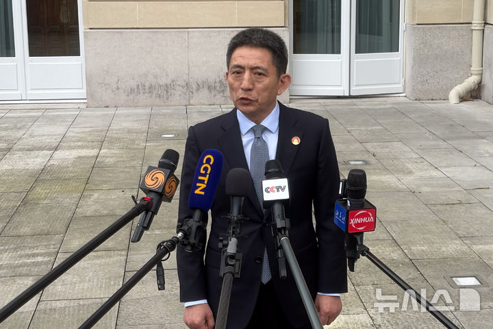 [파리=AP/뉴시스] 리청강 중국 상무부 부부장 겸 국제무역대표가 16일(현지 시각) 프랑스 파리에서 미국과의 무역협상을 마친 뒤 기자들에게 설명하고 있다.2026.03.17.