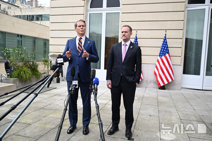 [파리=AP/뉴시스] 스콧 베선트 재무장관(왼쪽)과 제이미슨 그리어 무역대표부 대표가 16일(현지 시각) 프랑스 파리에서 중국과의 무역협상을 마친 뒤 기자들에게 설명하고 있다.2026.03.17. 