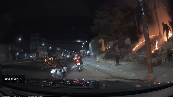 [서울=뉴시스] 지난 13일 오전 0시25분께 경기 용인시 보정역 1번 출구 인근에서 발생한 화재 현장 모습. 시민과 배달 기사들이 초기 진화를 시도해 불이 번지는 것을 막았다. (사진출처: 보배드림 캡처) 2026.03.16. 