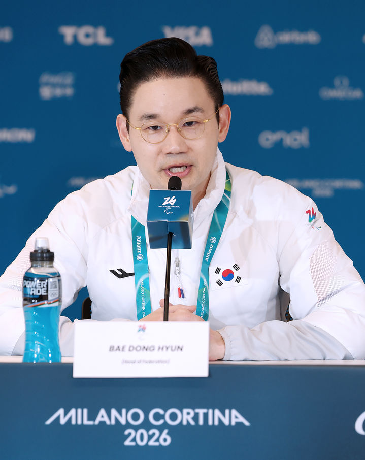 [서울=뉴시스] 배동현 대한장애인노르딕스키연맹 회장이 15일(현지 시간) 이탈리아 테세로 크로스컨트리 스타디움에서 기자회견을 갖고 2026 밀라노·코르티나담페초 동계패럴림픽을 마친 소회를 전하고 있다. (사진 = 대한장애인체육회 제공) *재판매 및 DB 금지
