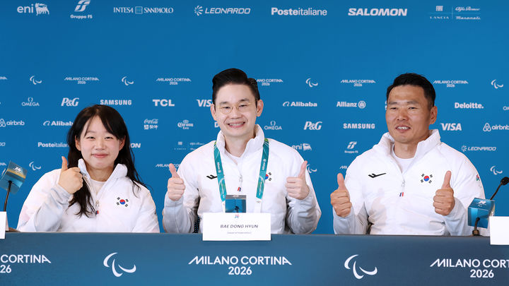 [서울=뉴시스] 배동현 대한장애인노르딕스키연맹 회장과 신의현, 김윤지가 15일(현지 시간) 이탈리아 테세로 크로스컨트리 스타디움에서 열린 기자회견에서 포즈를 취하고 있다. (사진 = 대한장애인체육회 제공) *재판매 및 DB 금지