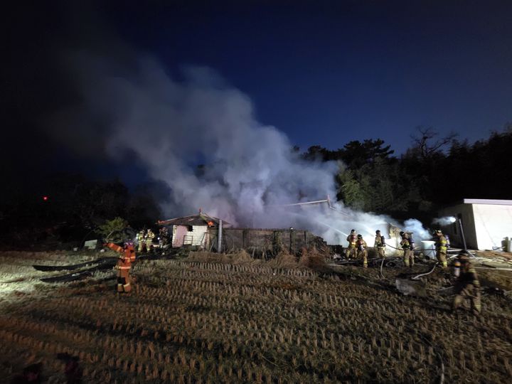 [서산=뉴시스] 15일 오후 6시 5분께 발생한 서산시 해미면 기지리 단독주택 화재 현장. (사진=서산소방서 제공) 2026.03.16 photo@newsis.com *재판매 및 DB 금지