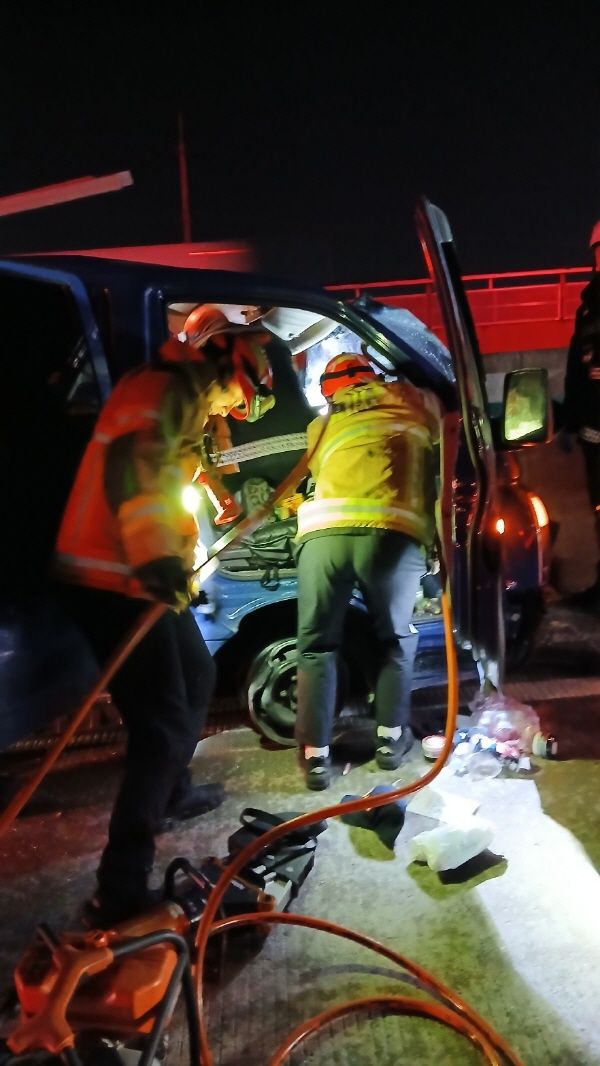 [완주=뉴시스] 16일 0시58분께 전북 완주군 봉동읍을 지나는 호남고속도로 하행선에서 차량 세 대가 연달아 부딪혀 소방대원이 구조작업에 나서고 있다. (사진=전북도소방본부 제공) 2026.03.16. photo@newsis.com *재판매 및 DB 금지