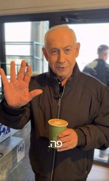 [서울=뉴시스]SNS를 중심으로 사망설이 돌았던 베냐민 네타냐후 이스라엘 총리가 15일(현지시간) 카페를 방문한 모습이 담긴 영상을 공개했다. (사진출처: 페이스북) 2026.03.16.